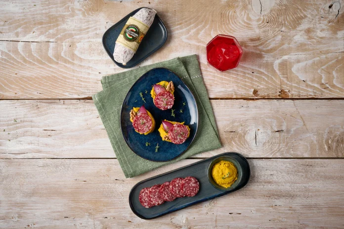 Crostino integrale con crema di ceci, Salame Cacciatore Italiano e cipolla caramellata