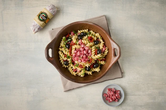 Pasta fredda con Salamini Italiani alla Cacciatora DOP, pomodorinini secchi e olive