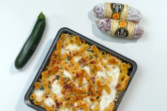 Pasta al forno con zucchine, besciamella e Salamini Italiani alla Cacciatora DOP