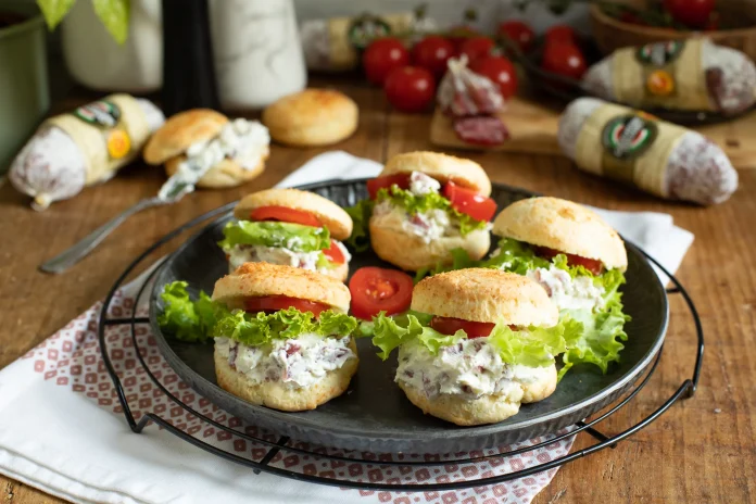 Scones Salati con crema di robiola e Salamini Italiani alla Cacciatora DOP